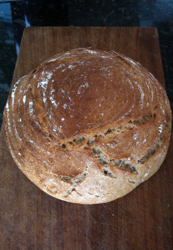 Pan artesano de masa madre recién horneado
