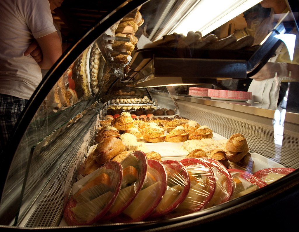Croissants frescos recién horneados